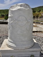 Атина дава на Асклепий да пие от кръвта на Медуза Горгона, която имала магически сили.