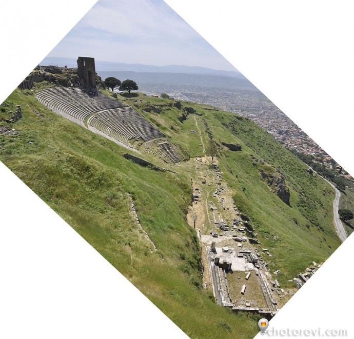 Агората и храмът на Дионисии. Поради мащабите снимката е под ъгъл